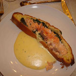 Zweiter Gang: Norwegischer Fjord-Lachs mit Blattspinat im Brioche-Mantel an Sauce Hollandaise