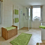 Badezimmer mit Duschkabine,Badewanne,Waschplatz,WC