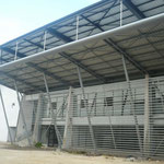 Entrée d'un bâtiment en charpente métallique pour un lycée