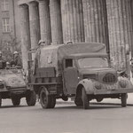 14. August 1961, 14:30 Uhr, Brandenburger Tor. Schützenpanzerwagen und Volksarmee sind aufmarschiert um die Sektorengrenze abzuriegeln.