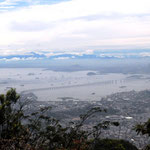 Aussicht vom Pico da Tijuca auf die Bruecke nach Niteroi und das Maracana-Stadium, 23.10.2011