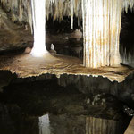 Höhle mit schwebender Plattform