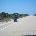 Verrückter mit Fahrrad durchs Outback