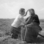 Foto: Eva Justin bei Schädelmessung in Stein in der Pfalz, 1938, Bundesarchiv, Bild 146-1986-044-08 / CC-BY-SA, Wikimedia, Creative Commons-Lizenz: Attribution-Share Alike 3.0 Germany.