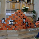 Schülerinnen und Schüler errichteten in der Kirche St. Kilian eine "Gedenkmauer", bei der auch der Symbolgehalt der "Ausgrenzung" mitschwingt, Foto: Manuel Werner