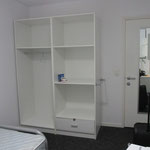 Der offene Kleiderschrank im Village North