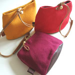 36. boltasjes in verschillende kleuren met leren koord. € 35,00