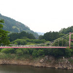 湖畔のつり橋
