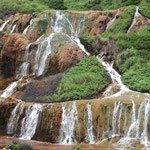 黄金瀑布、最近人気の水金九（永く美しいの台湾語の音と同じ）、水湳洞地区の滝