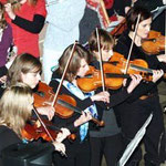 Weihnachtskonzert der Maria-Ward-Schule - Dezember 2007 (rechts von mir Maggie und Jenny)