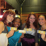 Lisa, Adriana, Maria & ich mit unseren Tickets fürs Broadway Musical "Memphis"