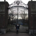 Ich vor der Harvard University :)