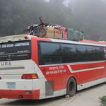 Da ich ein wenig in Zeitnot komme, werde ich den Bus bis nach Laos nehmen und dann mit dem Boot hoch bis zur Thailaendischen Grenze tuckern. 30h Busfahrt bis nach Luang Prabang!