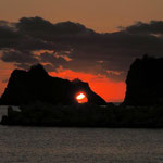 メガネ岩に沈む夕陽（勝山 浮島  １月）梅川記生