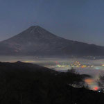 夜明の富士（河口・西川新倉林道  １１月）梅川記生