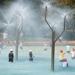 水遊び点描（アンデルセン公園  9月）宮澤  務