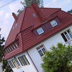Mehrfamilienhaus, VS-Schwenningen | Dachsanierung mit Betondachsteinen Nelskamp & Kupferverkleidungen