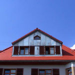 Wohnhaus, VS-Schwenningen | Dachsanierung | Biberschwanzdoppeldeckung & Verkleidungen in Titanzink