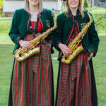Saxophone: Angelika Leitner (rechts), Marlene Pirker (links)