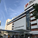 ①ＪＲ静岡駅北口　駅ビルはパルシェと呼ばれる商業施設（地下１階、地上７階の百貨店：ＪＲ東海グループ）。