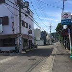 ⑨途中、「理容イサオ」店前を通過。