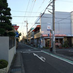 右折して南に進み、次の十字路（右前方に島田産業安東店）を直進すると、４軒目が教会