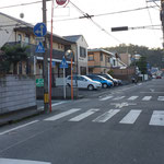 左折して西に進み、最初の十字路を左折（南向き：駿府城公園方向に一方通行）