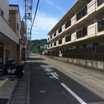 ⑧左折（西向き）して見える光景。正面奥の緑は浅間山（標高１３９．８ｍ）、６００ｍほど北方（右側）に、「静岡」という名の由来となった賎機山（しずはたやま：標高１７７ｍ）。浅間山・賎機街道の手前右側に城北公園、静岡中央図書館があります。城北公園は、静岡大学（前身は旧制静岡高等学校）の跡地を公園に整備したものです。