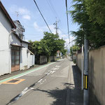 ⑪右折（北向き）して見える光景。