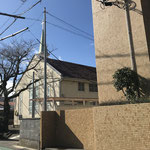 ①駐車場入り口（教会堂北東角）