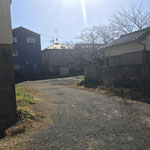 ③入り口を入って突き当たりを左に向いたところ、奥が駐車スペース（礼拝堂西側）