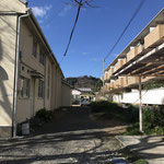 ②駐車場進入路（礼拝堂北側を直進）