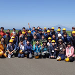 海を背景に記念撮影