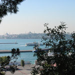 Die blaue Moschee und die Hagia Sophia vom asiatischen Ufer des Bosporus aus betrachtet.