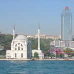 Eine der zahlreichen Moscheen von Istanbul. Der Ruf der Muezzine zum Gebet erklang fünfmal täglich von den vielen Minaretten überall in der Stadt.