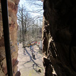 Blick durch ein Fenster im Hahnenkammturm.
