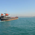 Ein leerer Tanker Richtung Schwarzes Meer querte auf dem vielbefahrenen Bosporus die Fahrtroute unserer Fähre.