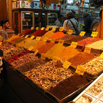 Ein Verkaufsstand im ägyptischen Bazar (Gewürzbazar) am goldenen Horn.