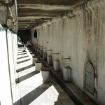 Waschplätze für die rituelle Fußwaschung vor dem Gebet in der blauen Moschee.