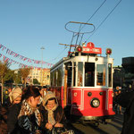 Die alte Istanbuler Straßenbahn am Taksimplatz. Sie fährt die große Bummelmeile von Istanbul, die Istiklalstraße, entlang, .