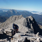 Auf dem Großen Hinterhorn. Im Hintergrund: Nebel im Inntal. Foto: Dr. Birgit Esslinger