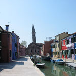 Ein weiterer schiefer Turm findet sich auf der Laguneninsel Burano mit ihren typisch bunten Häusern.