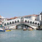 Die weltbekannte Rialtobrücke über den Canale Grande.