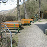 Freie Außentische vor der Hütte