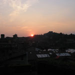 Sonnenuntergang über der Altstadt von Bergamo.