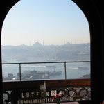 Blick durch ein Westfenster des Galataturms über das goldene Horn.