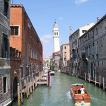 Nicht nur in Pisa gibt es einen schiefen Turm - der schwierige, schlammige Baugrund in der Lagune zeigt Folgen.
