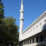 Eines der sechs Minarette der blauen Moschee.