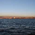 Abendlicher Bick über den Bosporus auf einen asiatischen Stadtteil von Istanbul.