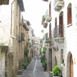 Eine Gasse in der Altstadt von Ainsa.